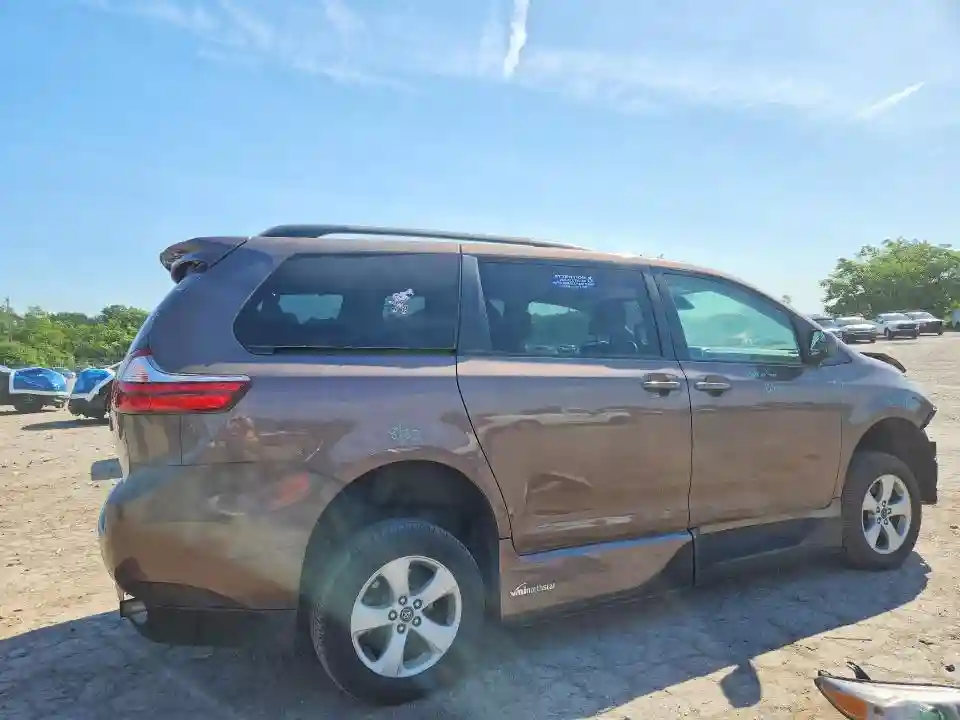 5TDKZ3DC2JS964182 2018 TOYOTA SIENNA-2