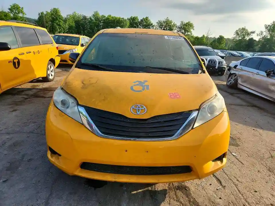 5TDKZ3DC4HS876051 2017 TOYOTA SIENNA-4