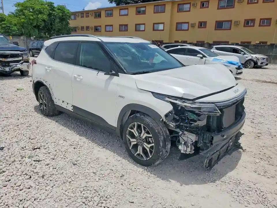 KNDERCAAXP7409905 2023 KIA SELTOS-3