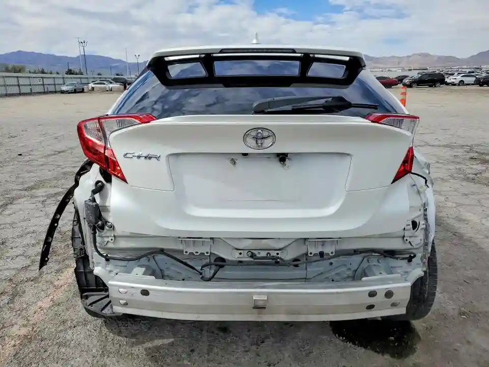 NMTKHMBX5JR029428 2018 TOYOTA C-HR-5