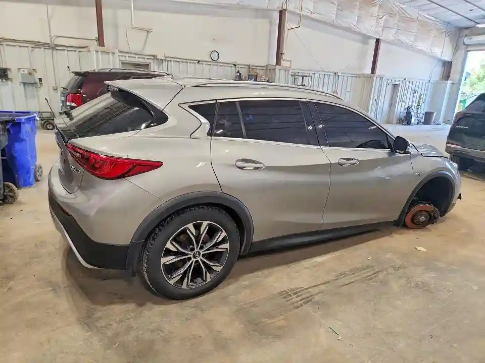 SJKCH5CR1HA024646 2017 INFINITI QX30 PREMI-2