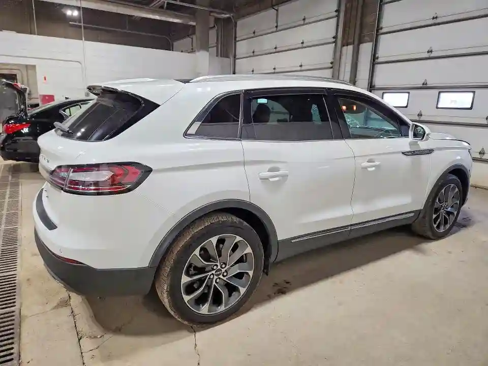 2LMPJ8K96MBL11653 2021 LINCOLN NAUTILUS-2