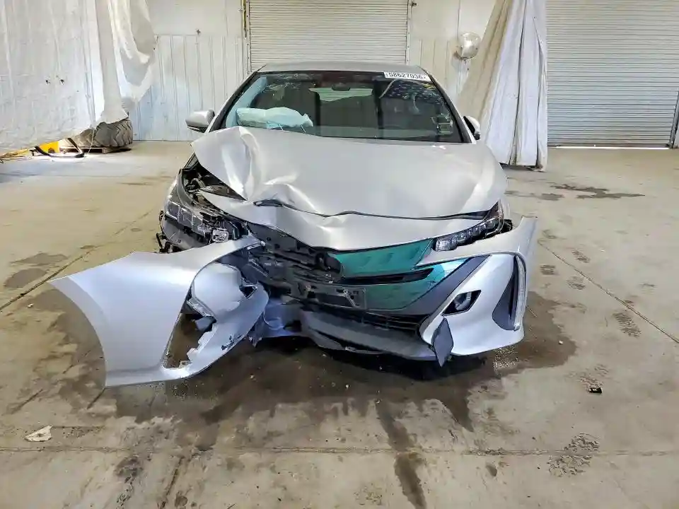JTDKARFP2H3003748 2017 TOYOTA PRIUS-4