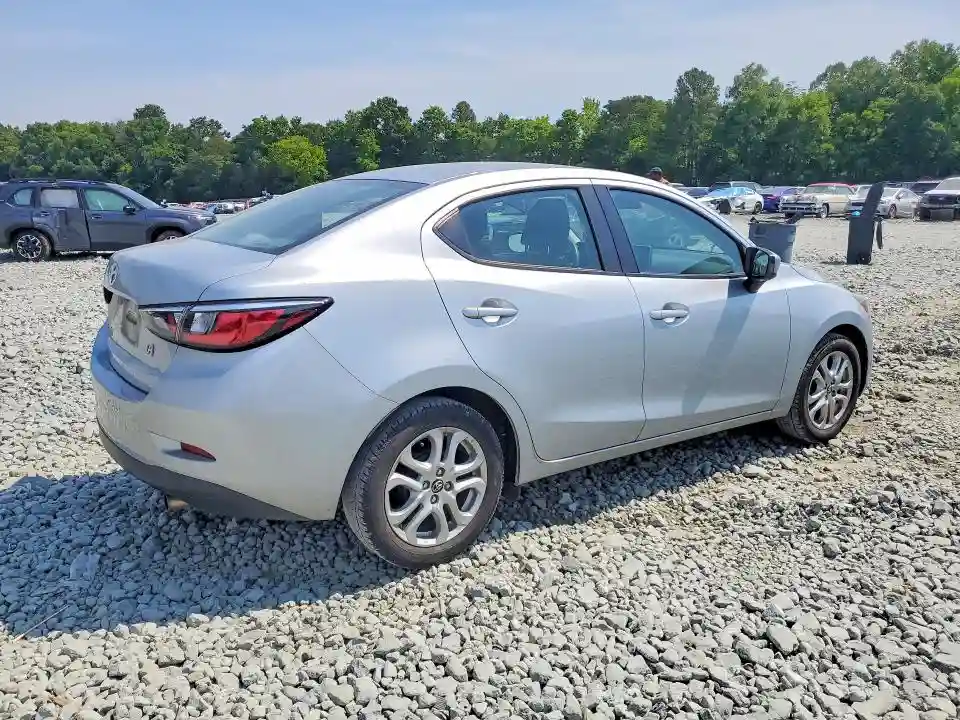 3MYDLBYV5JY325885 2018 TOYOTA YARIS-2