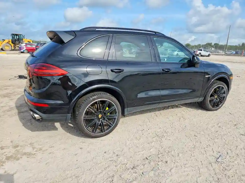 WP1AE2A27HLA74946 2017 PORSCHE CAYENNE-2