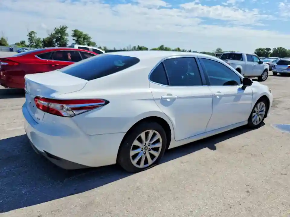 4T1B11HK3JU050432 2018 TOYOTA CAMRY-2