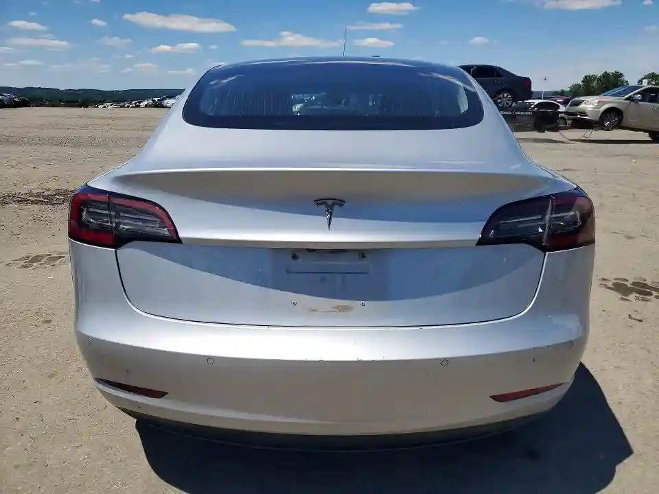 5YJ3E1EAXJF045973 2018 TESLA MODEL 3-5