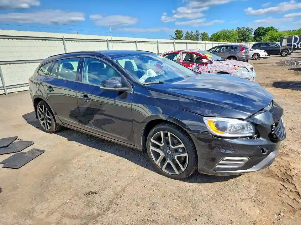 YV140MSLXJ2383610 2018 VOLVO V60-3