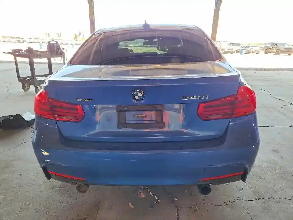 WBA8B7C58JA411894 2018 BMW 3 SERIES-5