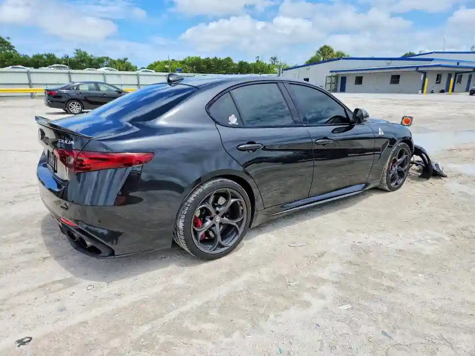 ZARFAEAV2H7518277 2017 ALFA ROMEO GIULIA-2