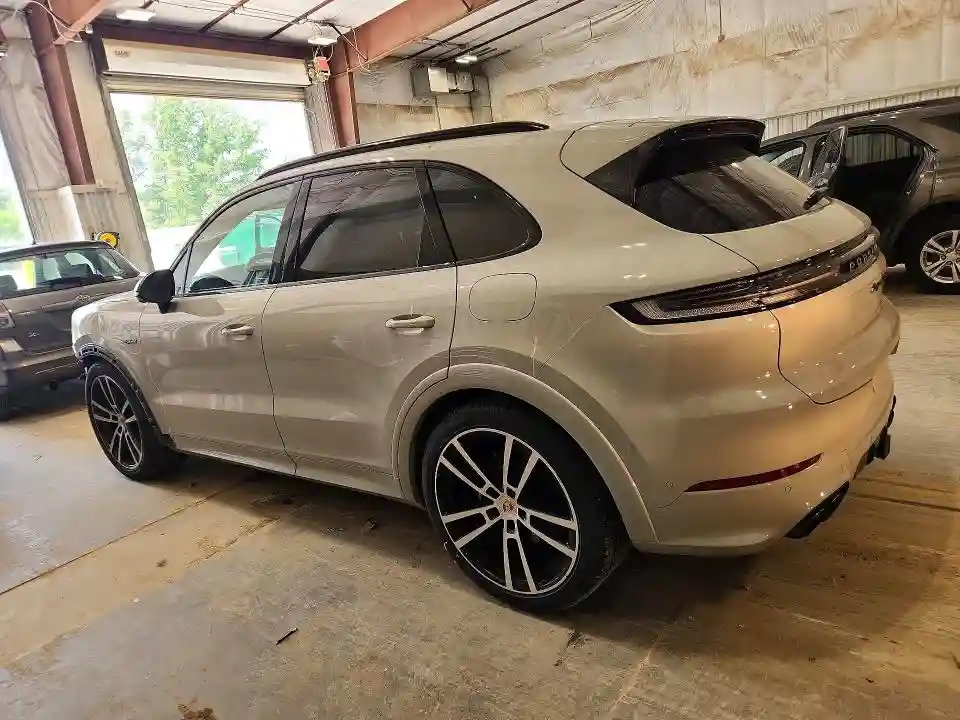 WP1AM2AY4RDA48257 2024 PORSCHE CAYENNE-1