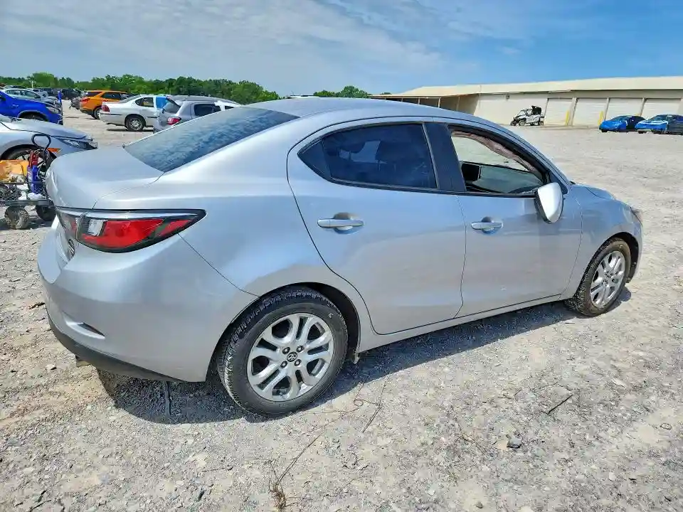 3MYDLBYV5JY323652 2018 TOYOTA YARIS-2
