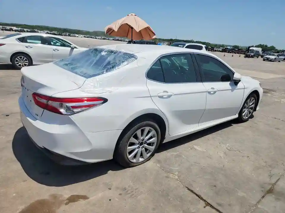 4T1B11HK1JU070761 2018 TOYOTA CAMRY-2