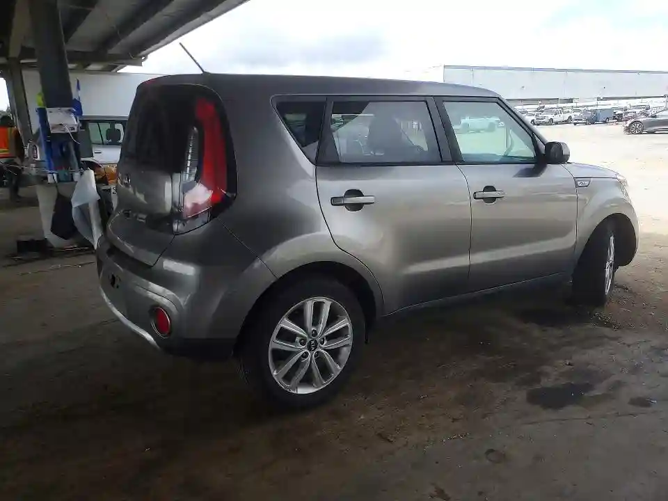 KNDJP3A5XJ7577011 2018 KIA SOUL-2