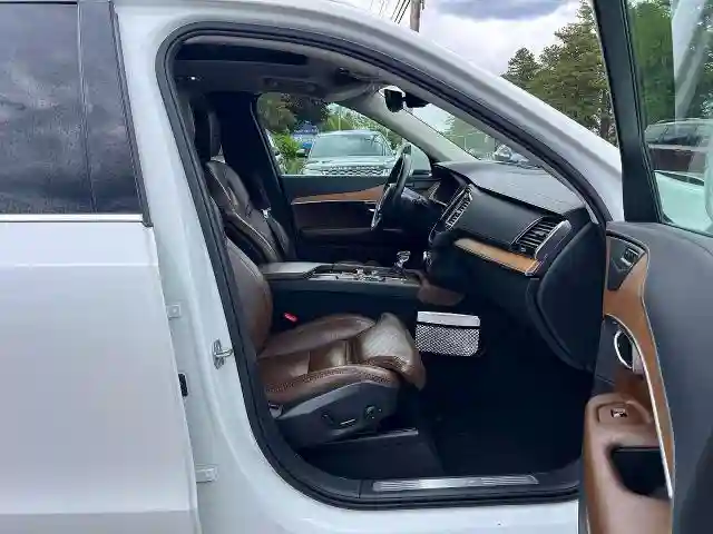 YV4A22PL0K1499418 2019 VOLVO XC90-4