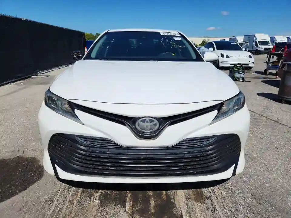 4T1B11HK3JU050432 2018 TOYOTA CAMRY-4