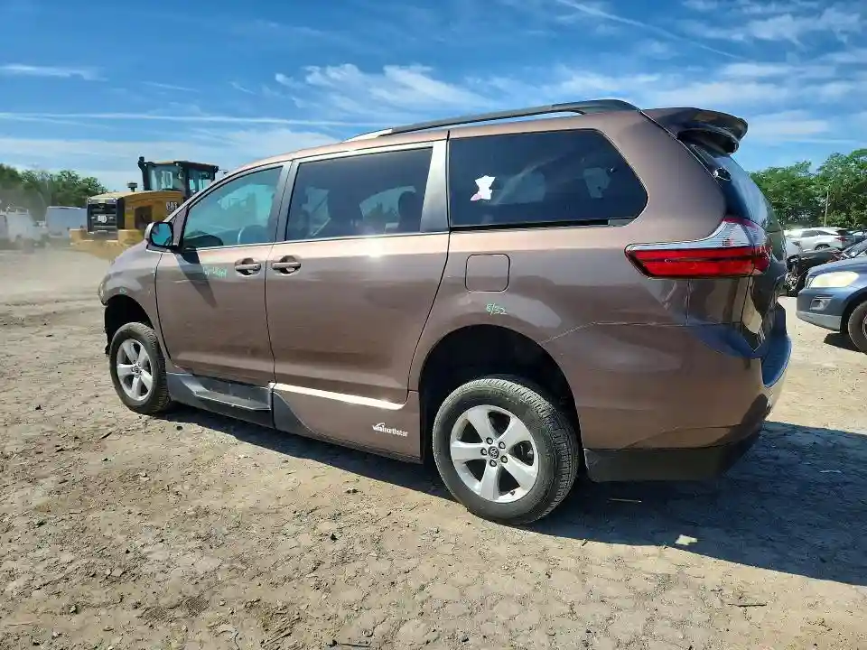 5TDKZ3DC2JS964182 2018 TOYOTA SIENNA-1