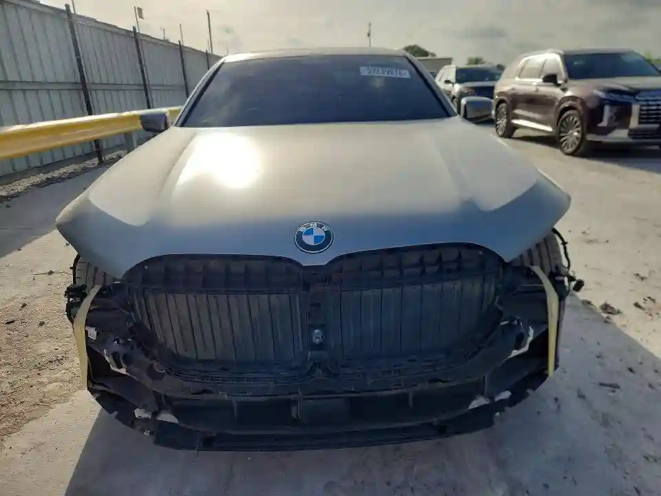 WBA7U2C03NCJ48155 2022 BMW 7 SERIES-4
