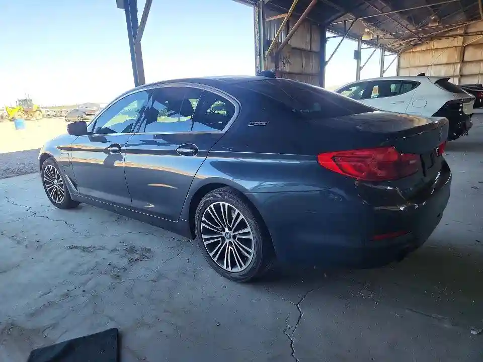 WBAJA9C52JB252784 2018 BMW 5 SERIES-1