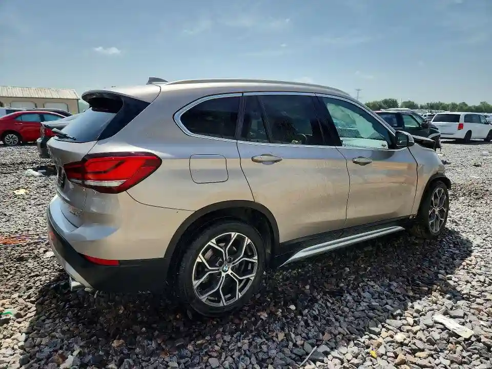 WBXJG7C08M5U37633 2021 BMW X1-2