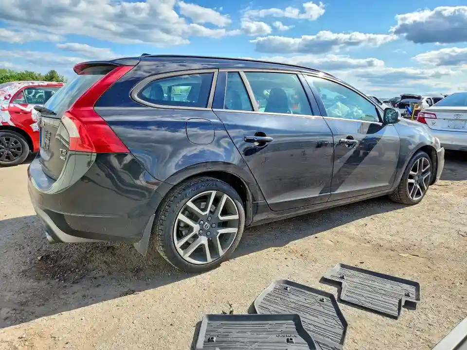 YV140MSLXJ2383610 2018 VOLVO V60-2