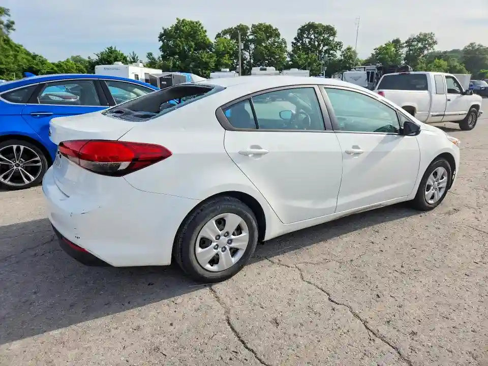 3KPFK4A79JE235657 2018 KIA FORTE-2