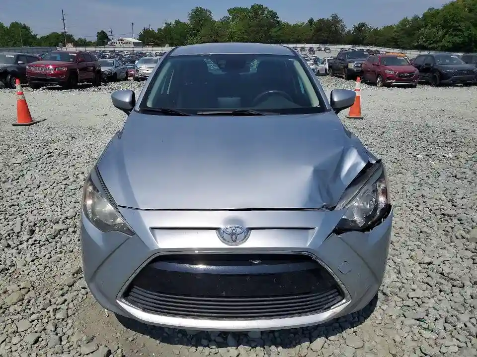 3MYDLBYV5JY325885 2018 TOYOTA YARIS-4