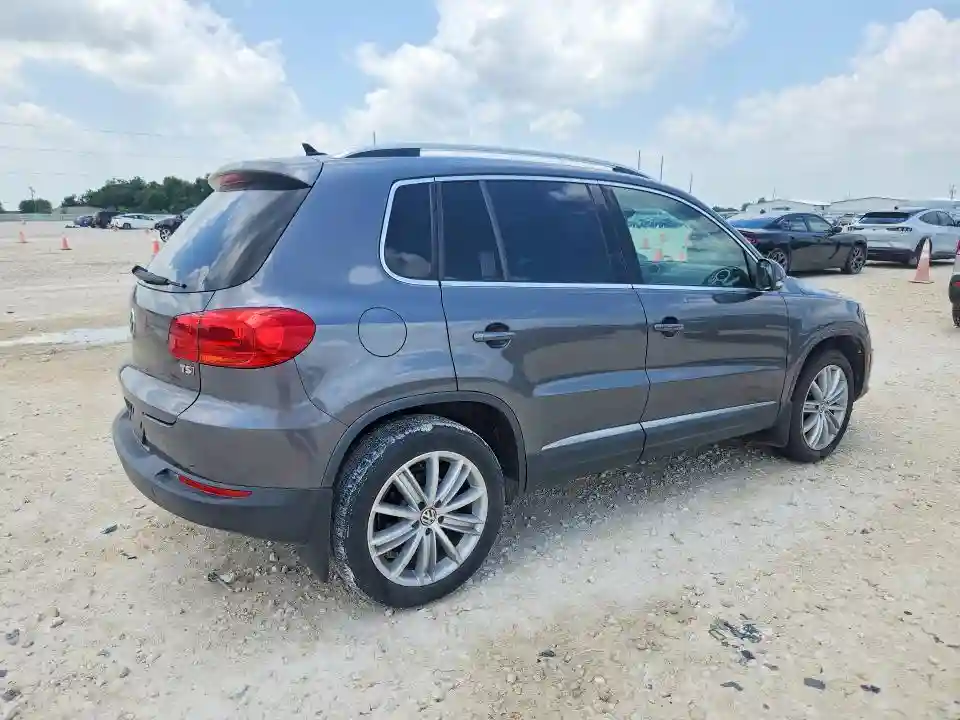 WVGAV7AX8GW557669 2016 VOLKSWAGEN TIGUAN-2