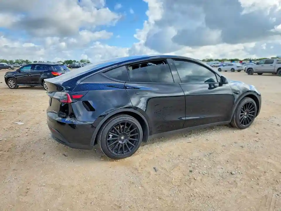 7SAYGAEE9NF337349 2022 TESLA MODEL Y-2