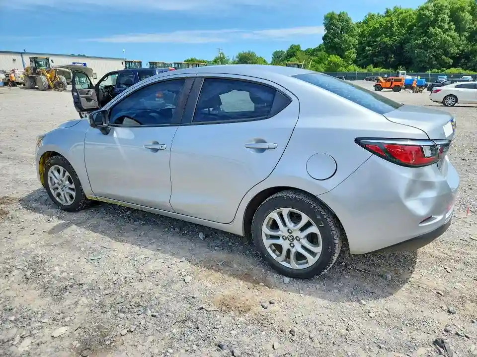 3MYDLBYV5JY323652 2018 TOYOTA YARIS-1