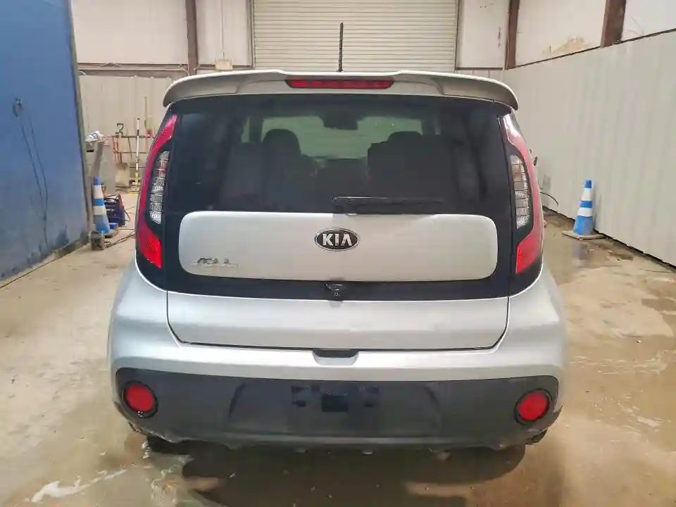 KNDJN2A21J7549037 2018 KIA SOUL-5