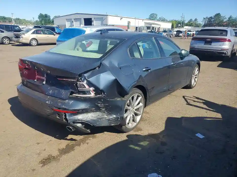7JRA22TKXMG080302 2021 VOLVO S60-2
