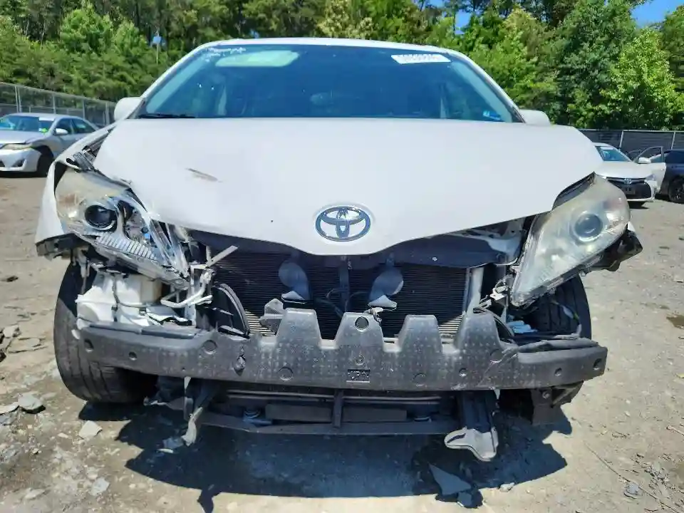 5TDKZ3DC7HS837230 2017 TOYOTA SIENNA-4