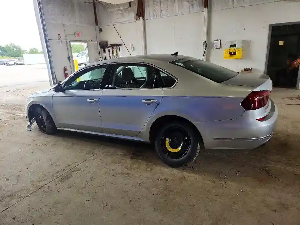 1VWBA7A33JC044501 2018 VOLKSWAGEN PASSAT-1