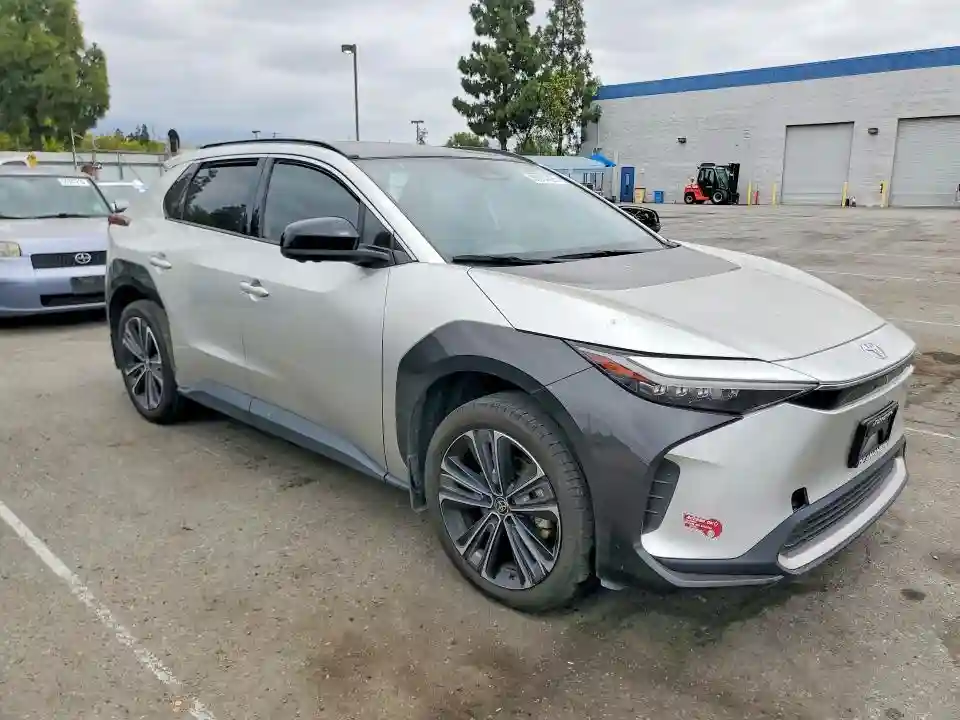 JTMAAAAA6PA015900 2023 TOYOTA BZ4X LIMIT-3