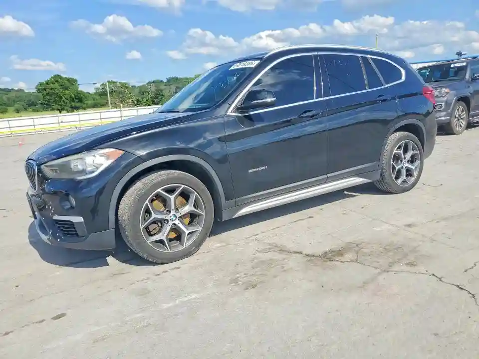 WBXHU7C32J5H41735 2018 BMW X1-0