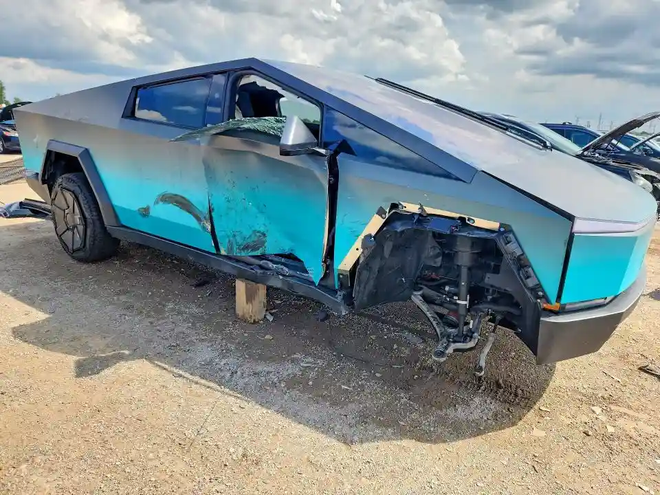 7G2CEHEE5RA056042 2024 TESLA CYBERTRUCK-3