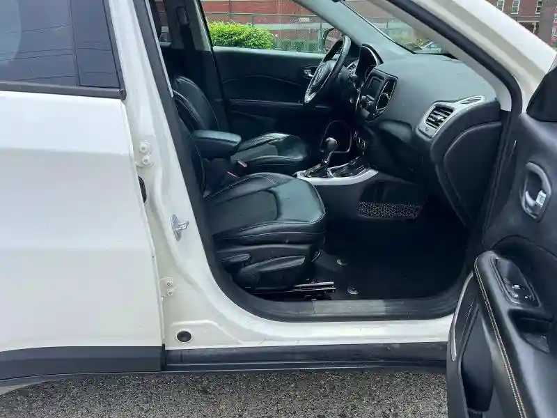 3C4NJDBBXJT185851 2018 JEEP COMPASS-4