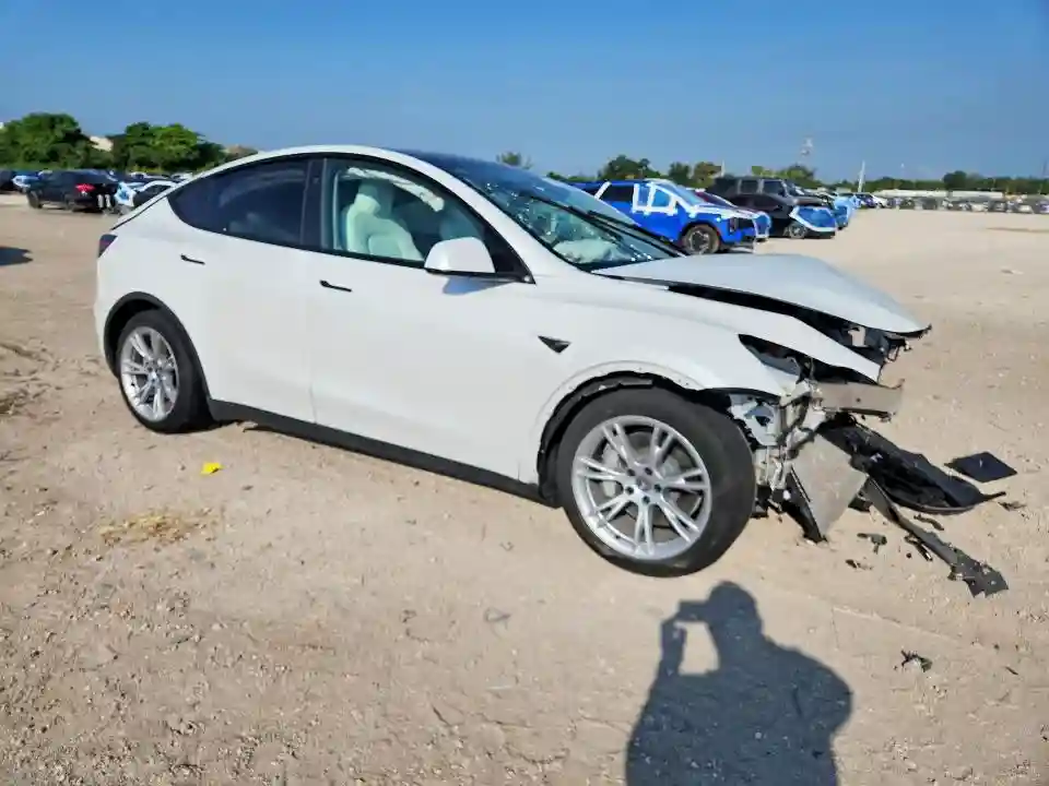 7SAYGAEE8PF933944 2023 TESLA MODEL Y-3