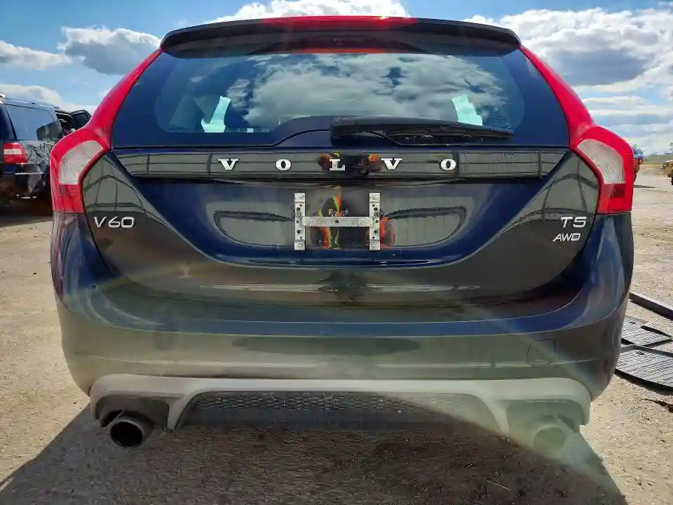 YV140MSLXJ2383610 2018 VOLVO V60-5