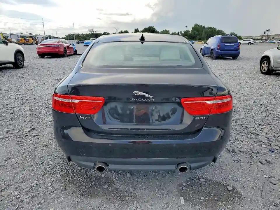 SAJAD4EV9JCP25828 2018 JAGUAR XE-5