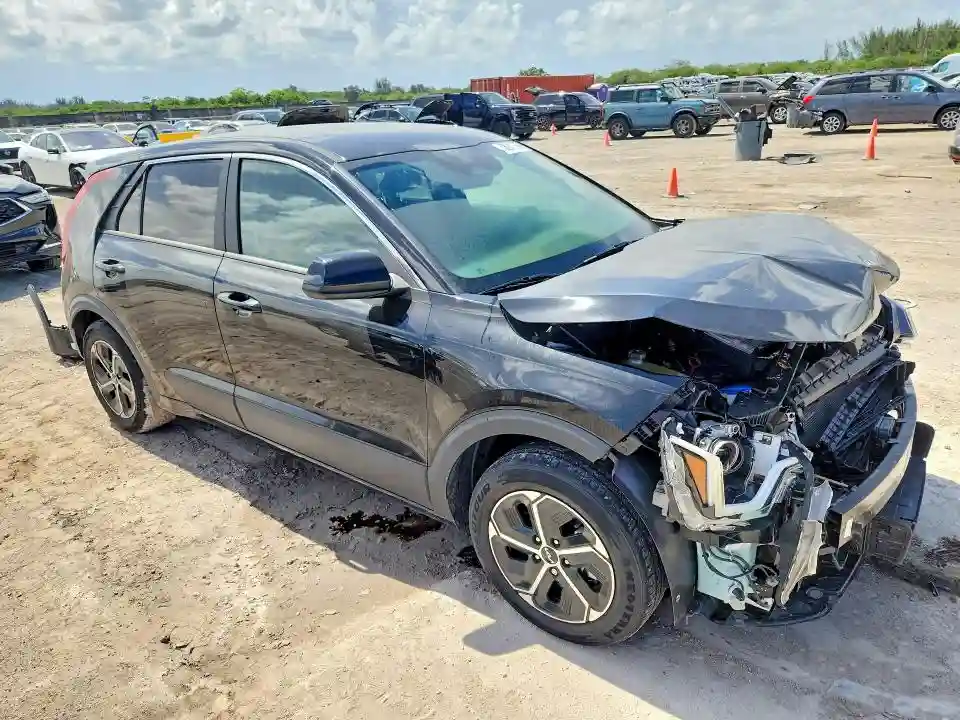 KNDCP3LE6P5115958 2023 KIA NIRO-3