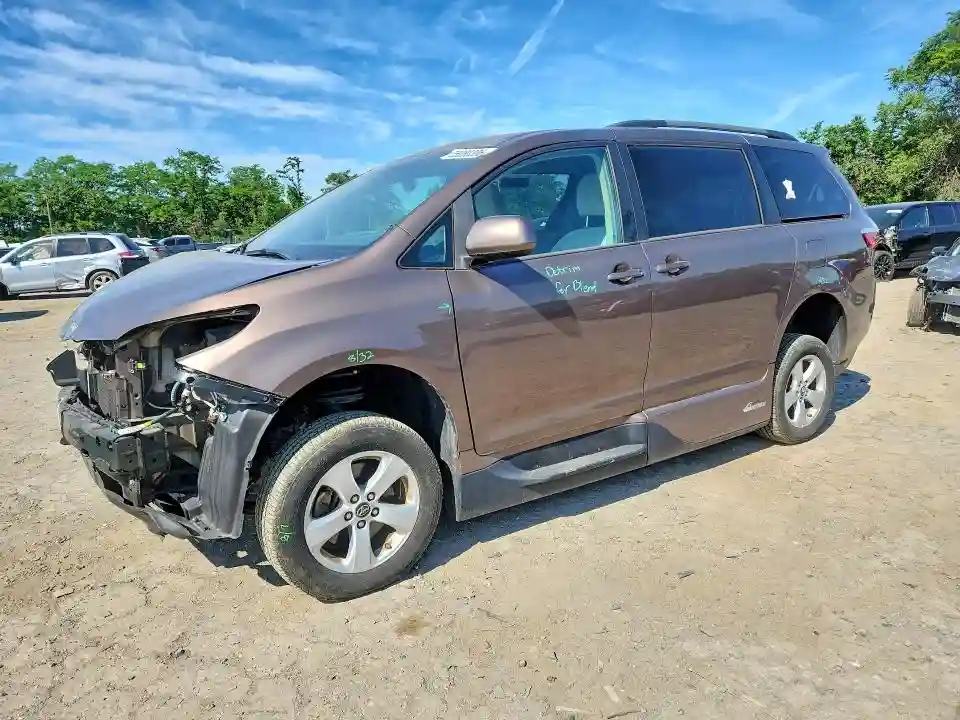 5TDKZ3DC2JS964182 2018 TOYOTA SIENNA-0
