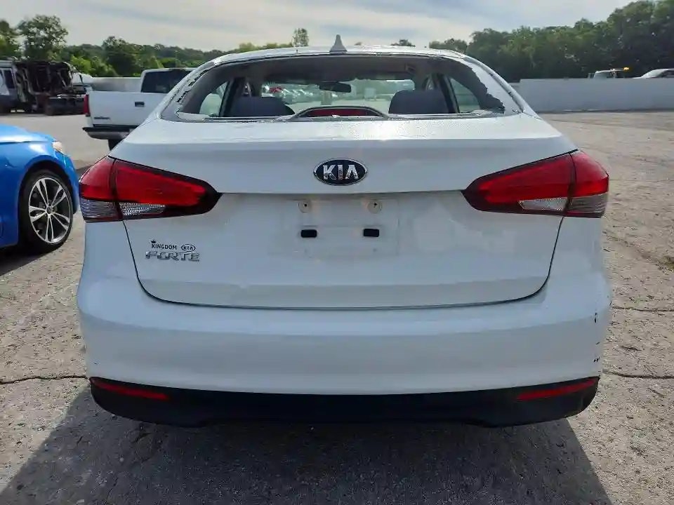 3KPFK4A79JE235657 2018 KIA FORTE-5
