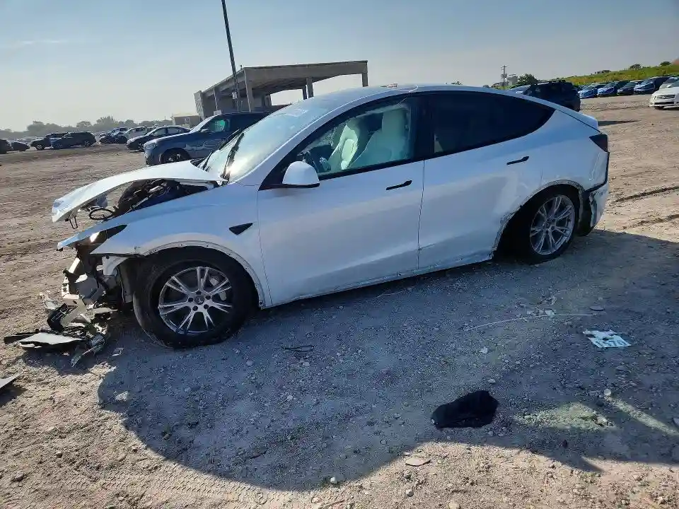 7SAYGAEE8PF933944 2023 TESLA MODEL Y-0