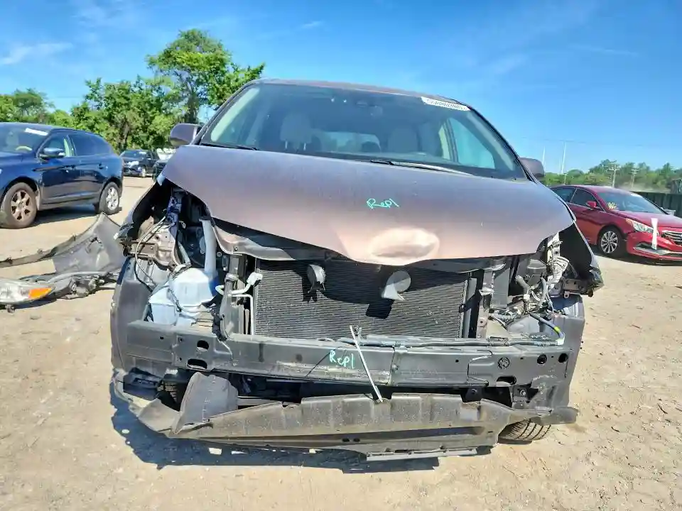 5TDKZ3DC2JS964182 2018 TOYOTA SIENNA-4