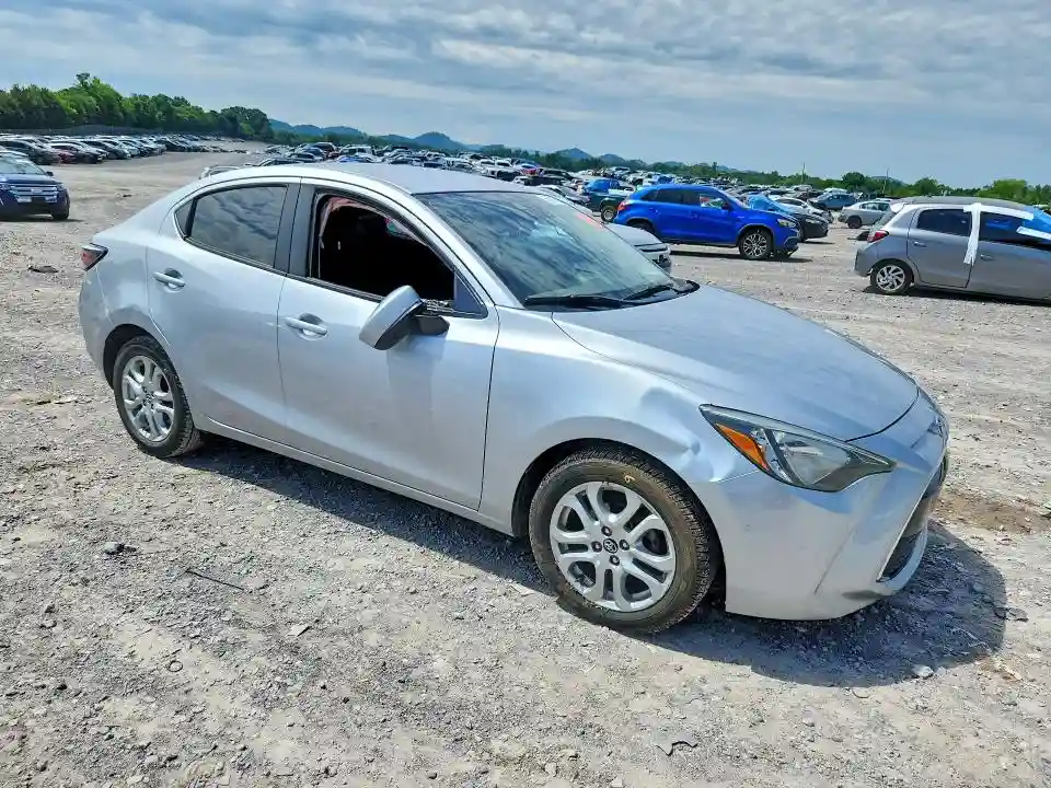 3MYDLBYV5JY323652 2018 TOYOTA YARIS-3