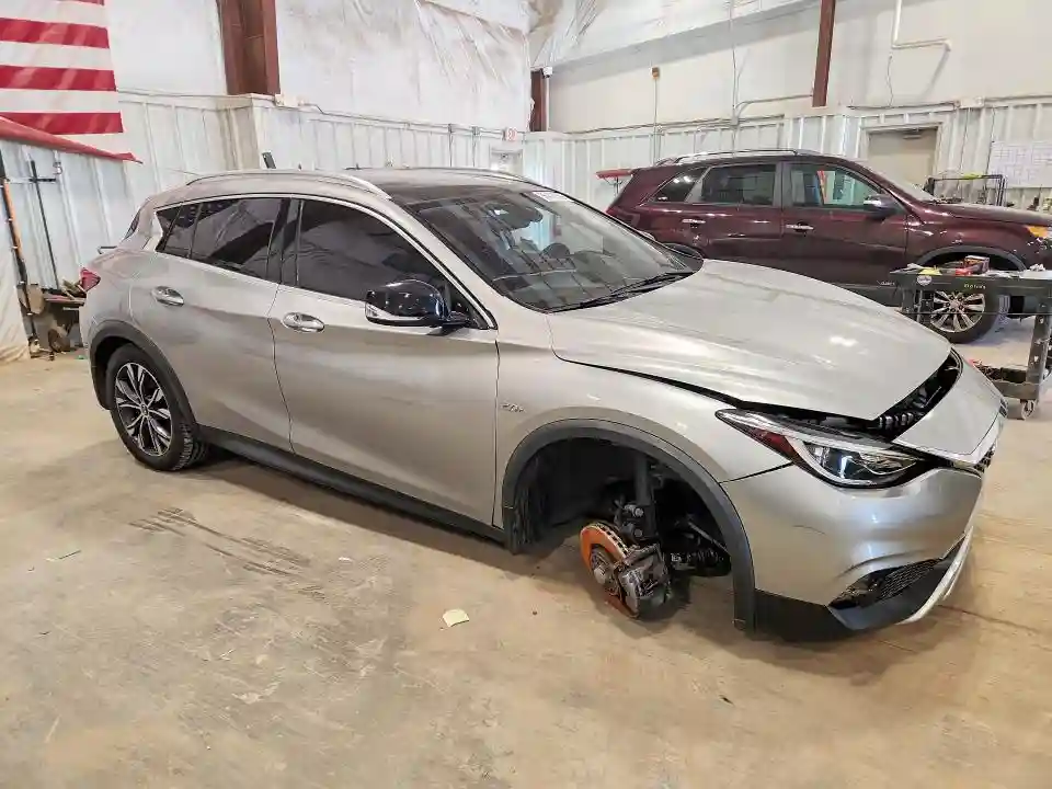 SJKCH5CR1HA024646 2017 INFINITI QX30 PREMI-3
