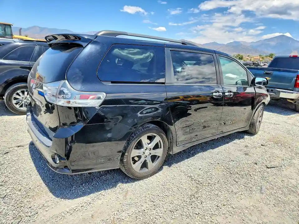 5TDXZ3DC8HS777853 2017 TOYOTA SIENNA-2
