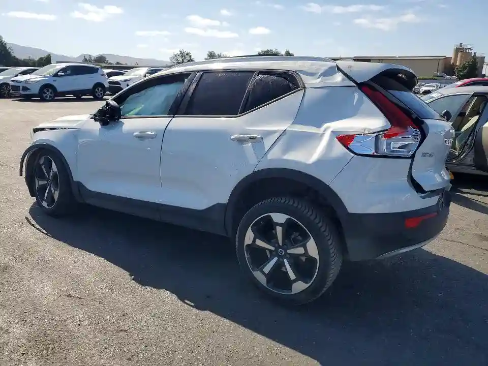 YV4162UK1L2261198 2020 VOLVO XC40-1